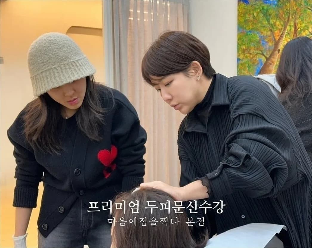수강생에게 시술을 지도하는 모습